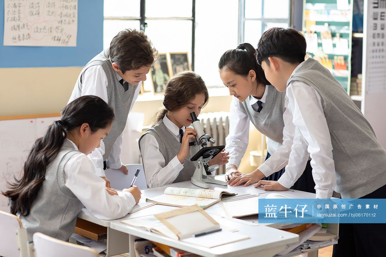学生在教室使用显微镜