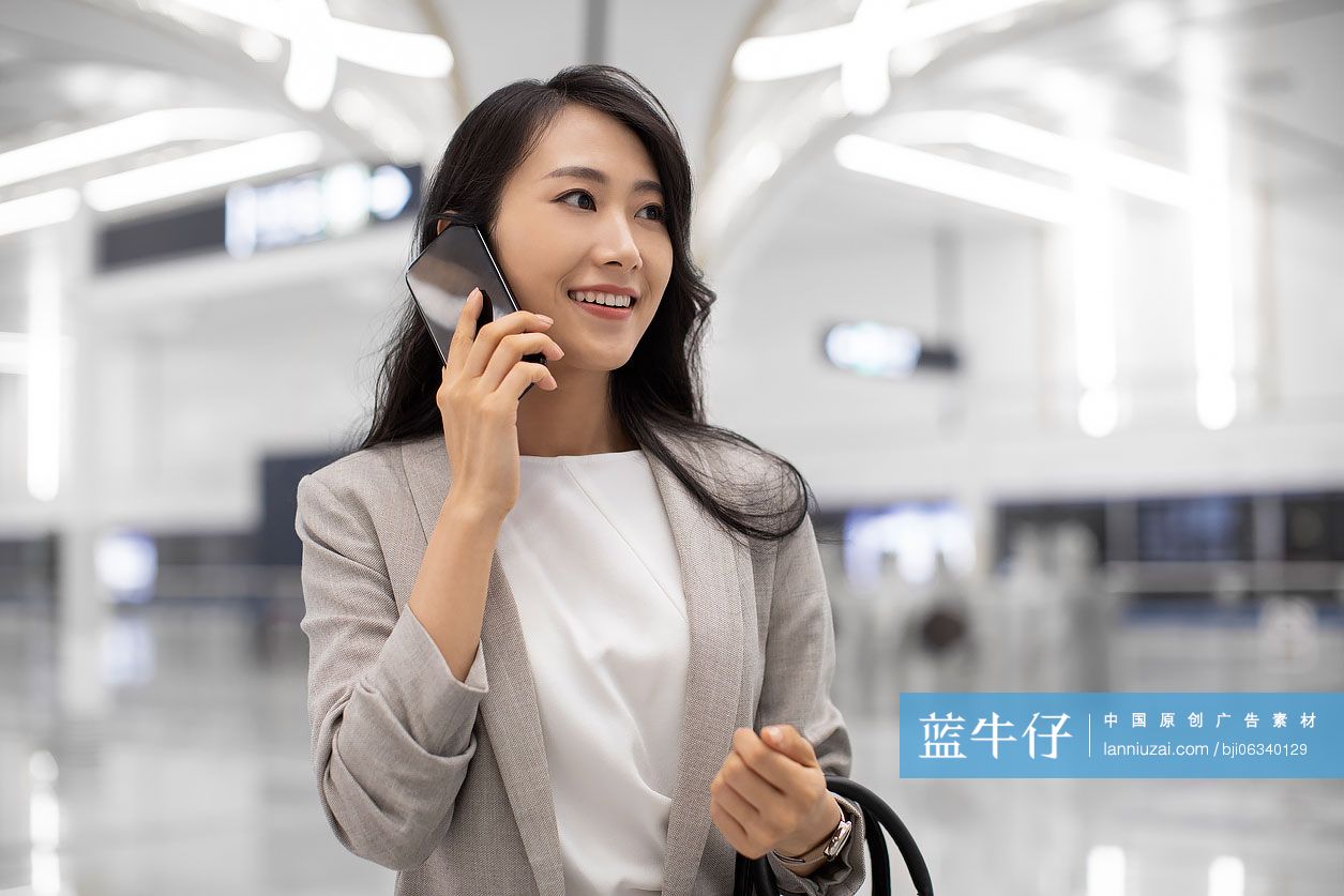年轻商务女士在地铁站打电话