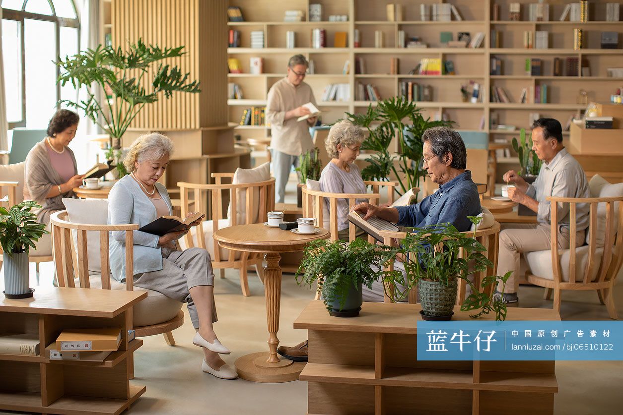 老人们在书吧看书