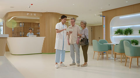 Chinese doctor talking to senior couple in hospital,4K