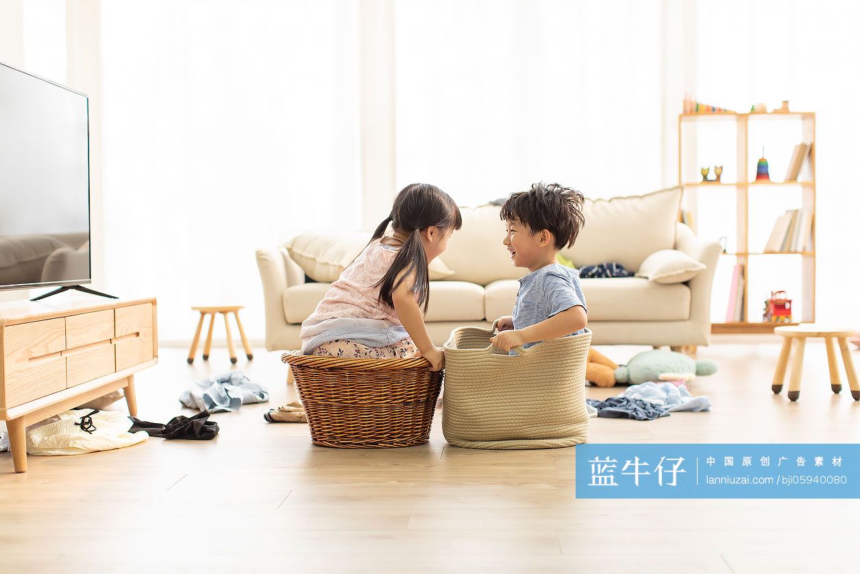 两个小朋友在客厅玩耍