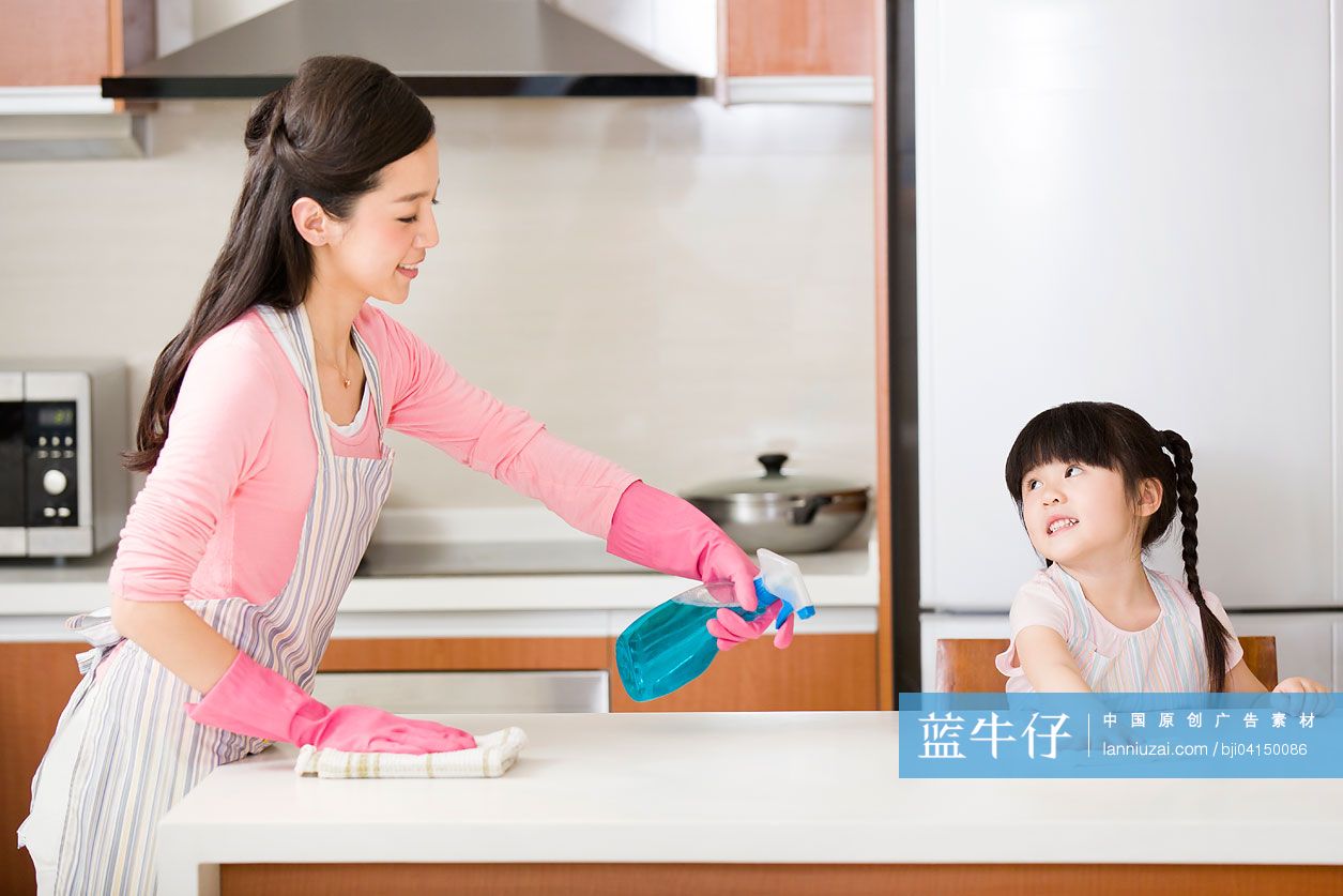 妈妈和女儿打扫厨房