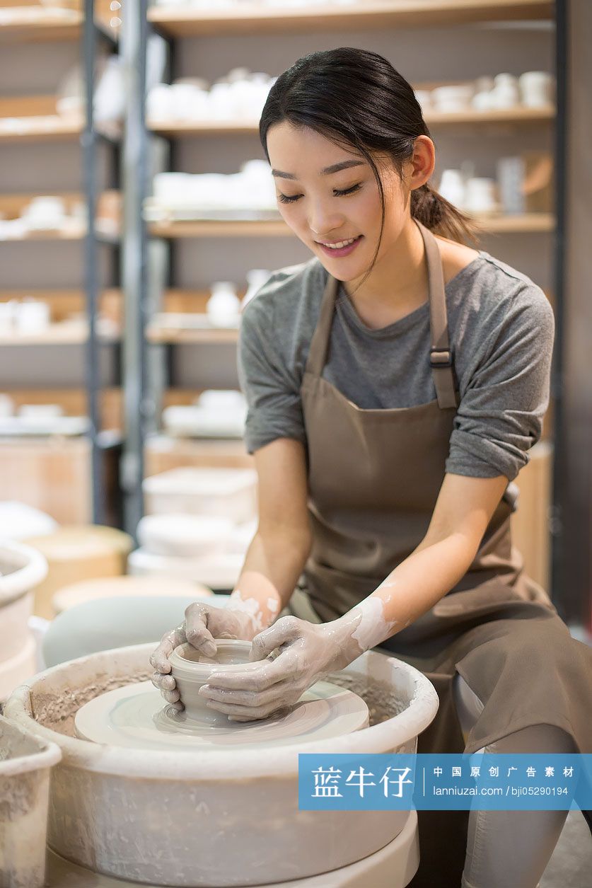 年轻陶艺师手工制陶