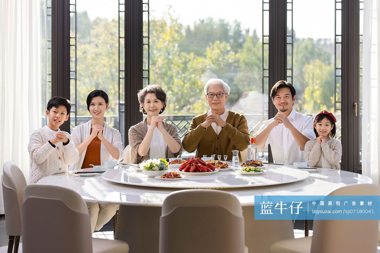 快乐家庭吃年夜饭