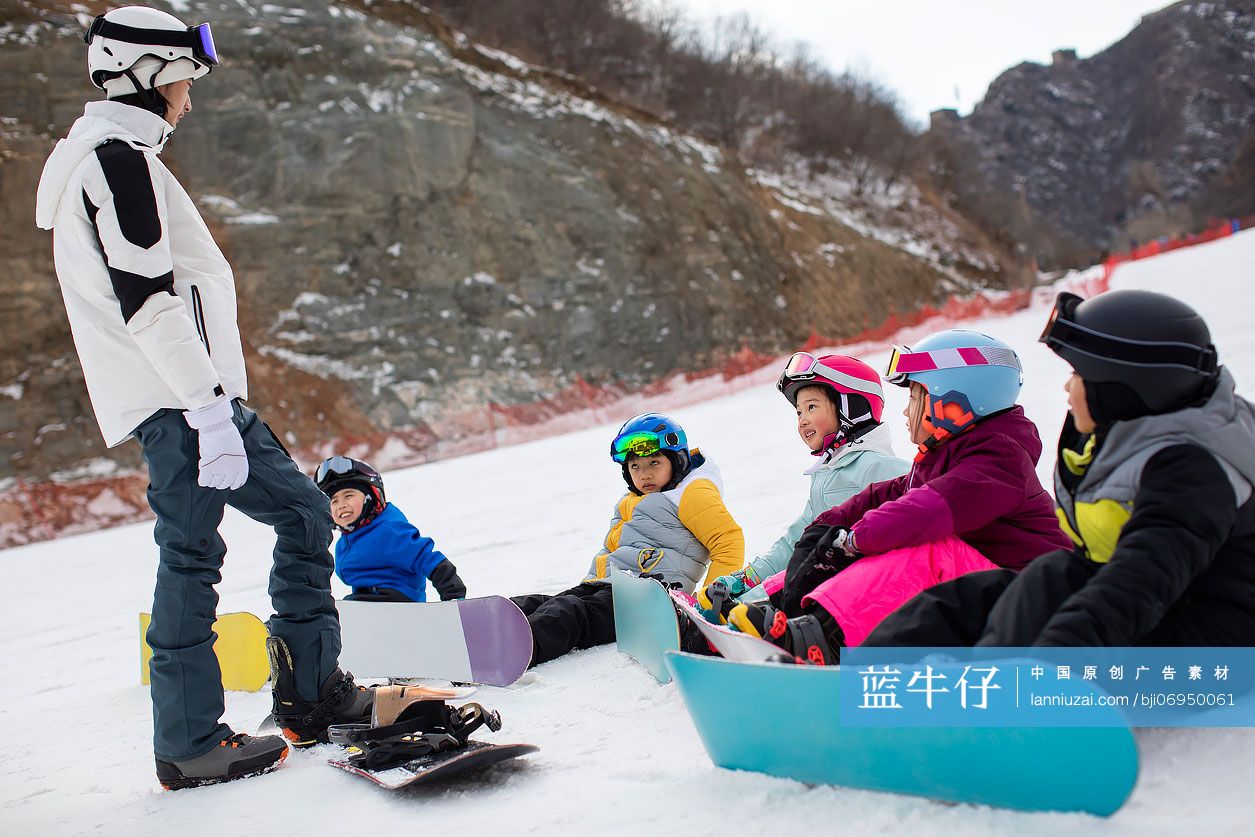 孩子们跟着教练在户外学滑雪