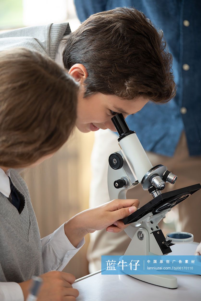 学生在教室使用显微镜