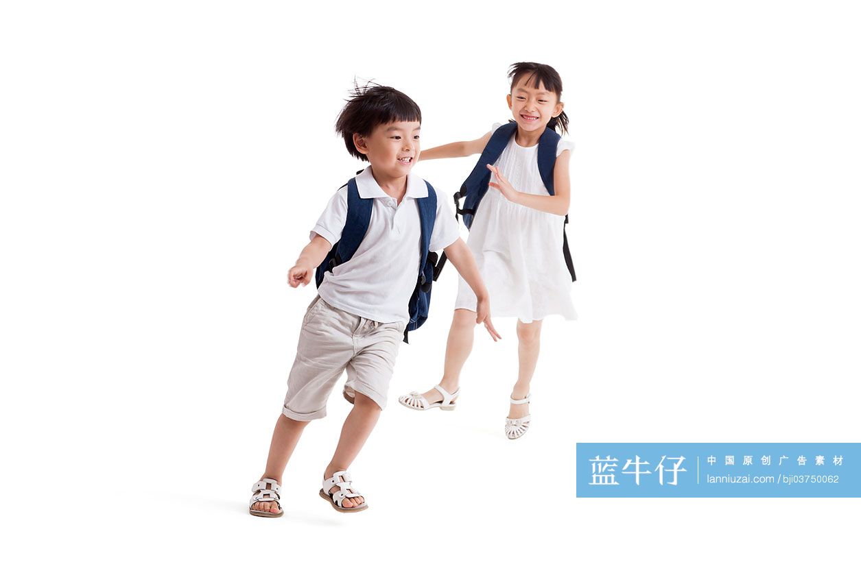 背着书包的小男孩和小女孩玩耍