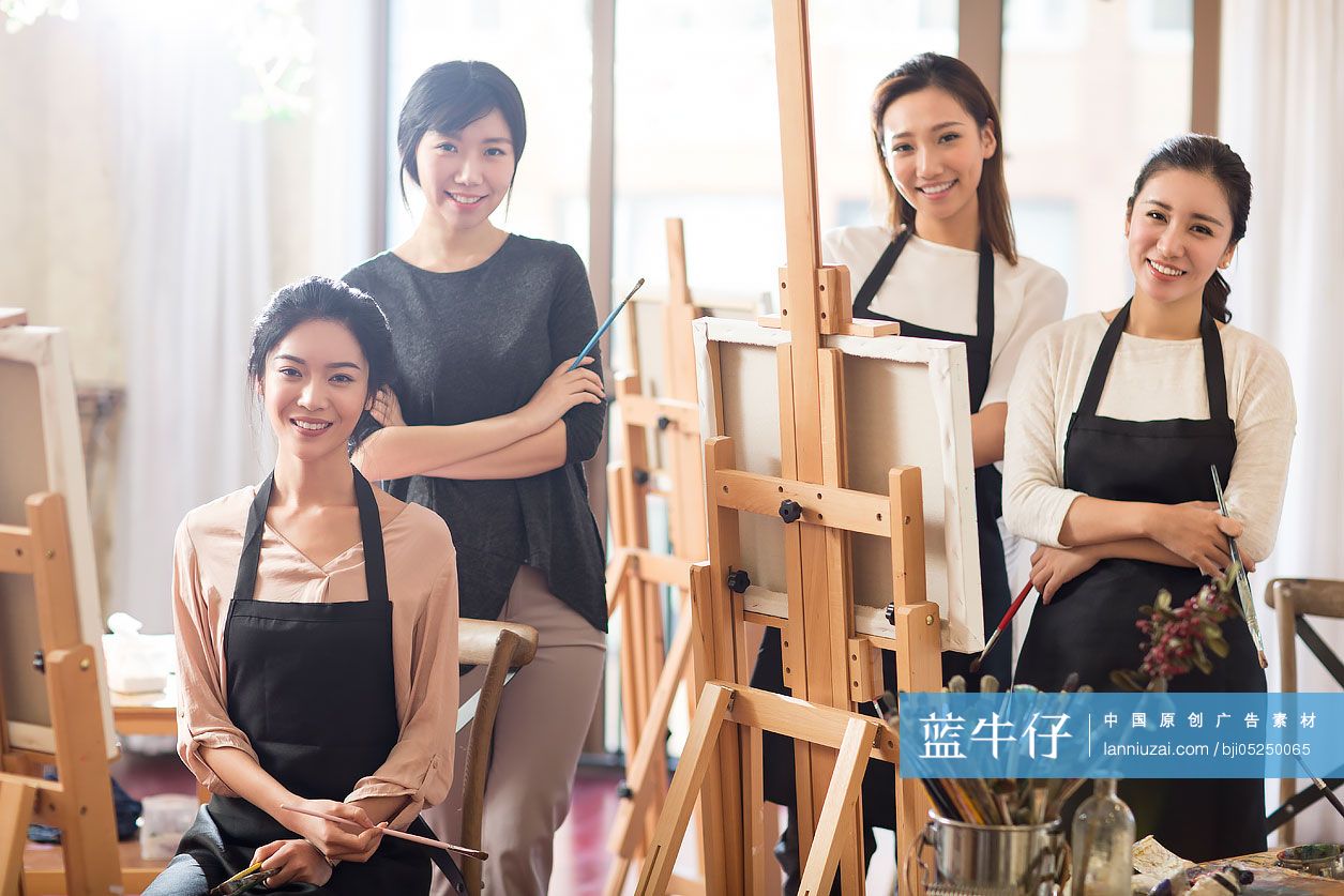 美术老师教年轻女子画画