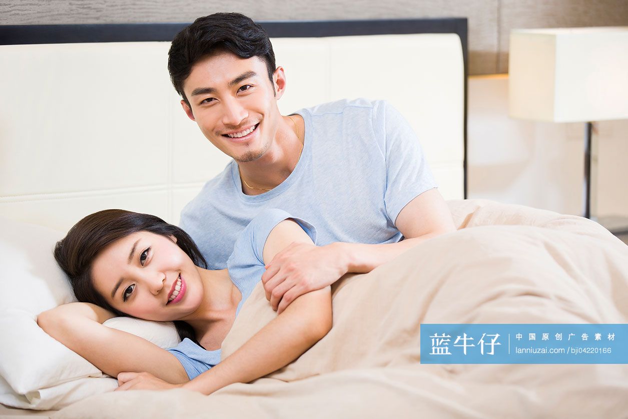 年轻夫妇躺在床上