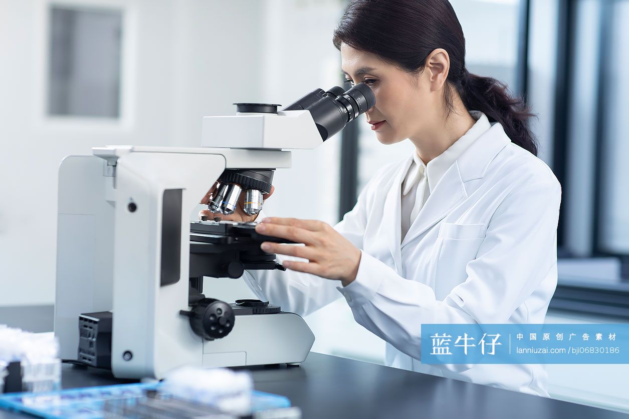 医学研究员在实验室工作