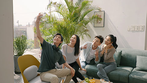 Young Chinese friends taking selfie at home,4K