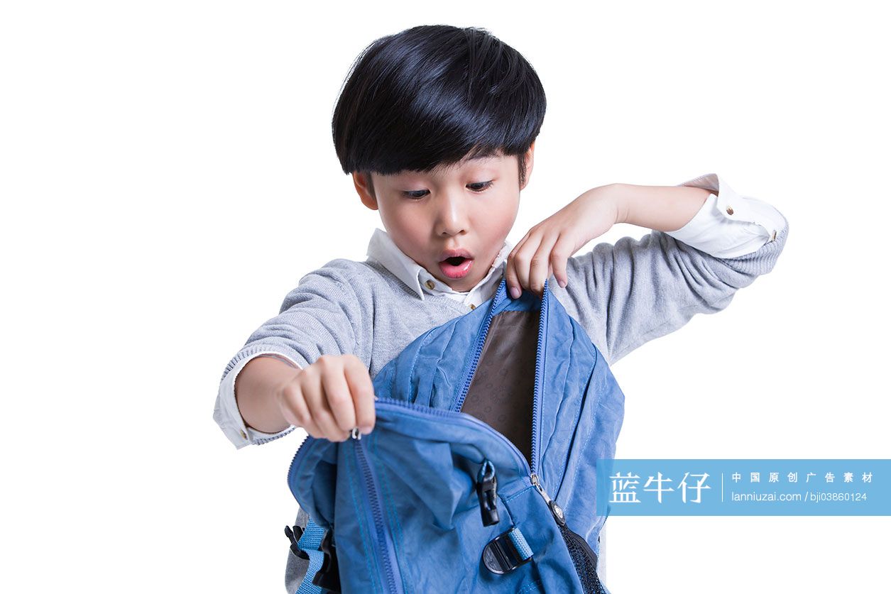 惊讶的小男孩打开书包