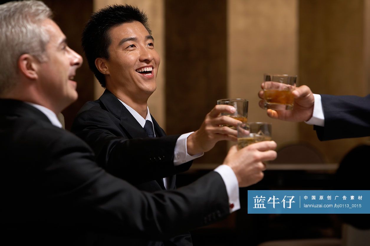 商务人士干杯