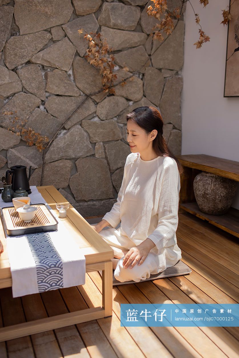 老年女子在茶室里品茶