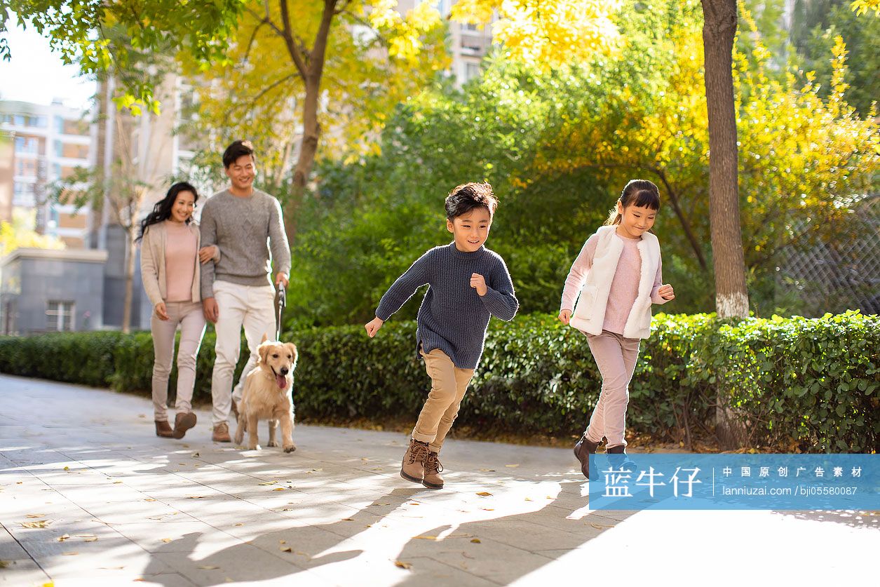 快乐的年轻家庭和宠物狗