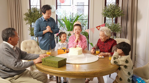 快乐家庭开生日派对