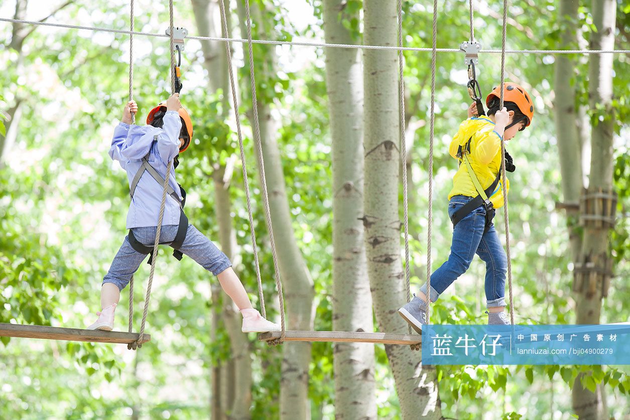 快乐的孩子们挑战树上穿越项目