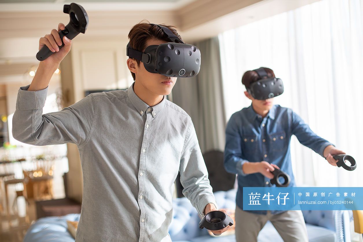 年轻人在家玩VR游戏