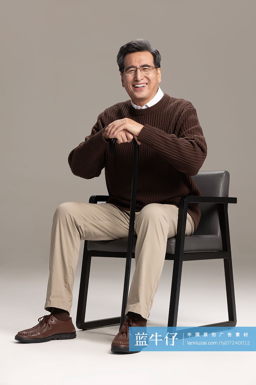 拄着拐的老年男子