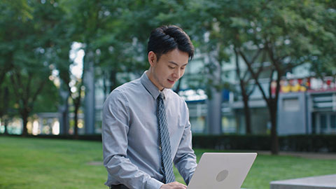 Young Chinese businessman using laptop,4K
