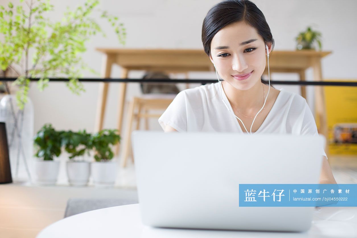 快乐的年轻女子在咖啡店听音乐