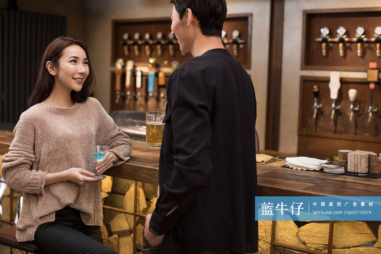 快乐的朋友们在酒吧喝酒干杯-蓝牛仔影像-中国原创广告影像素材