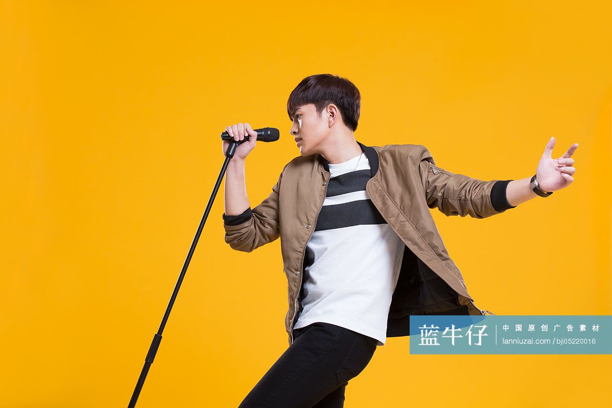 快乐男生拿着麦克风唱歌