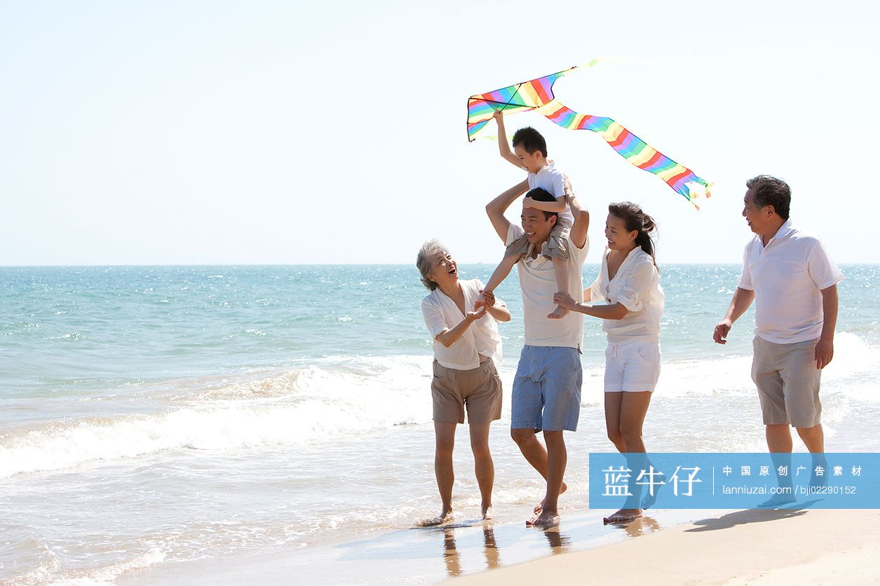全家人在海滩嬉戏
