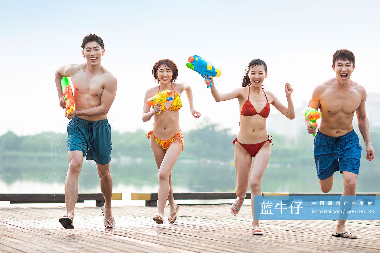 快乐的年轻人在户外打水仗