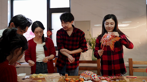 年轻朋友们自制月饼庆祝节日