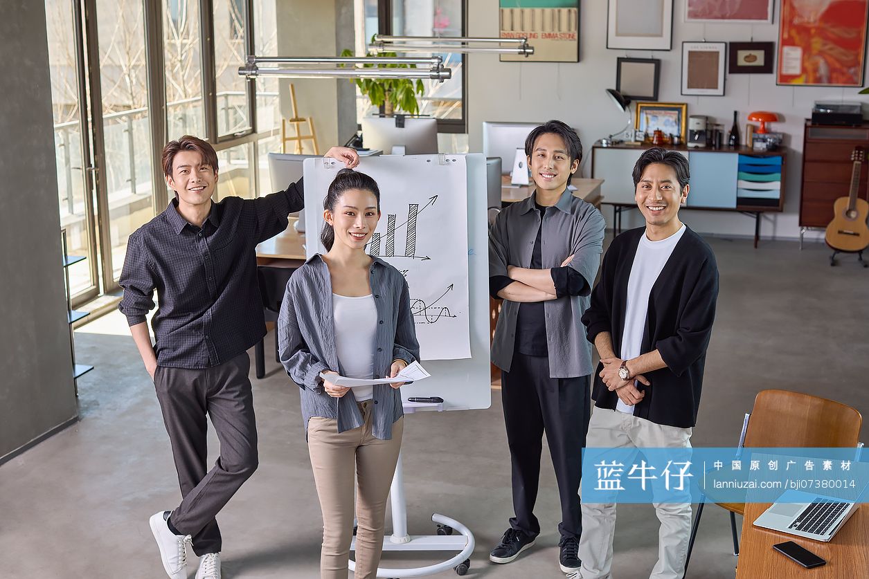 公司团队成员在进行工作讨论