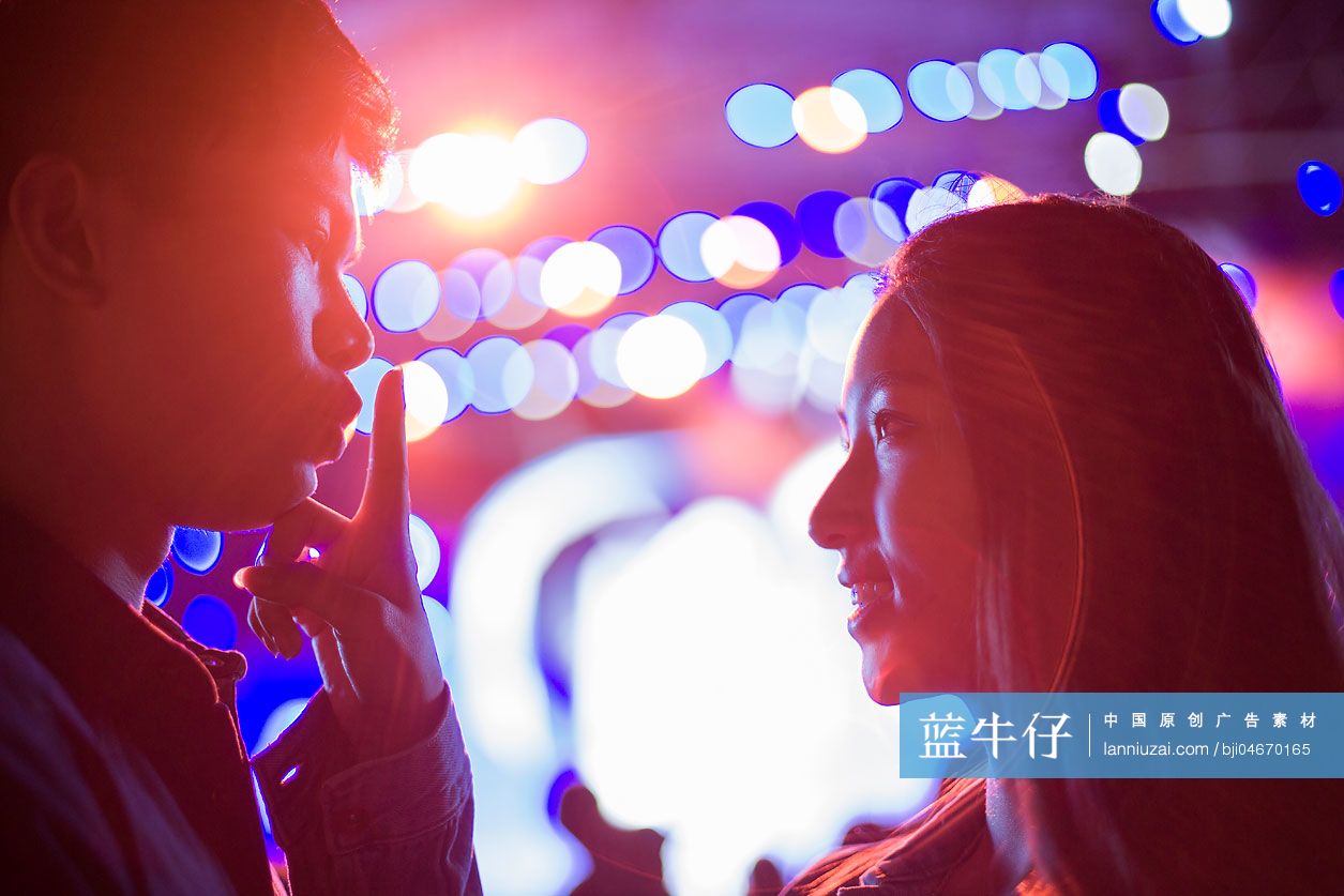 年轻情侣参加音乐节