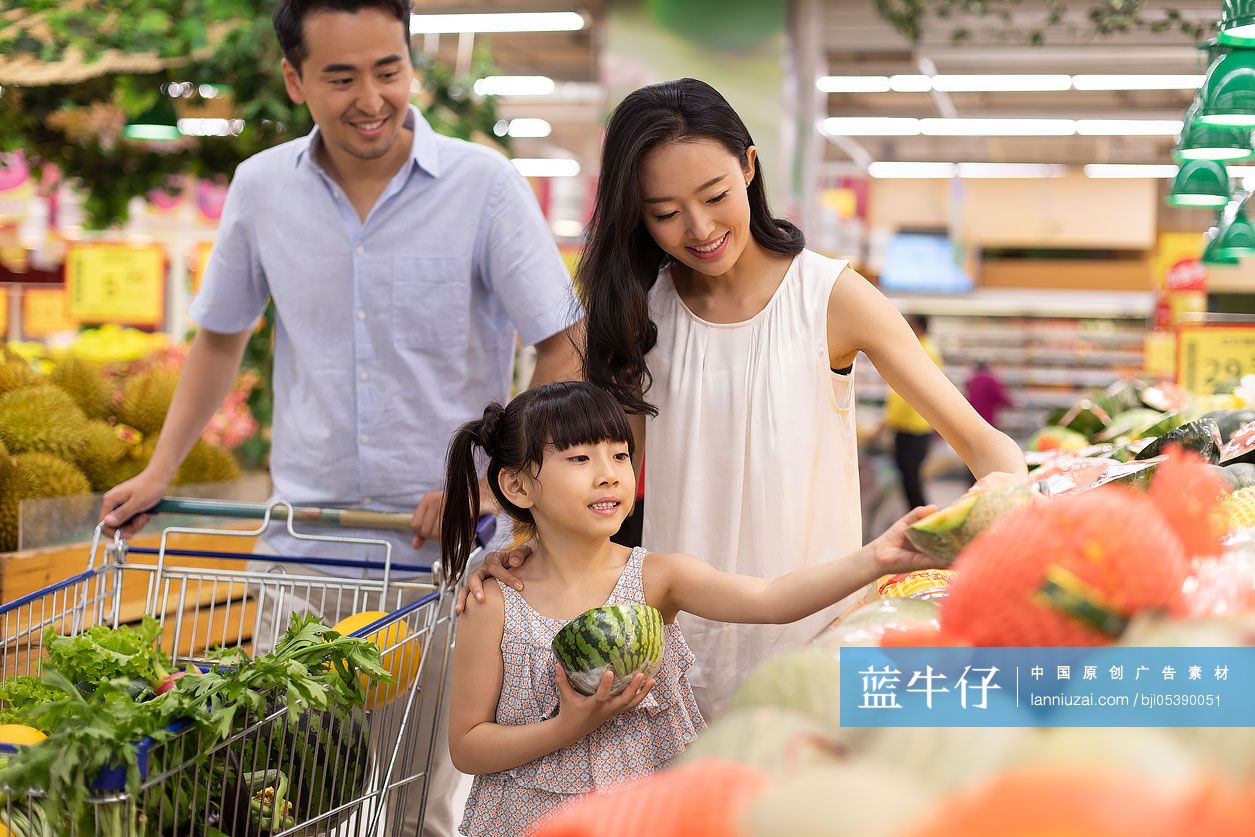 快乐的年轻家庭在超市购物