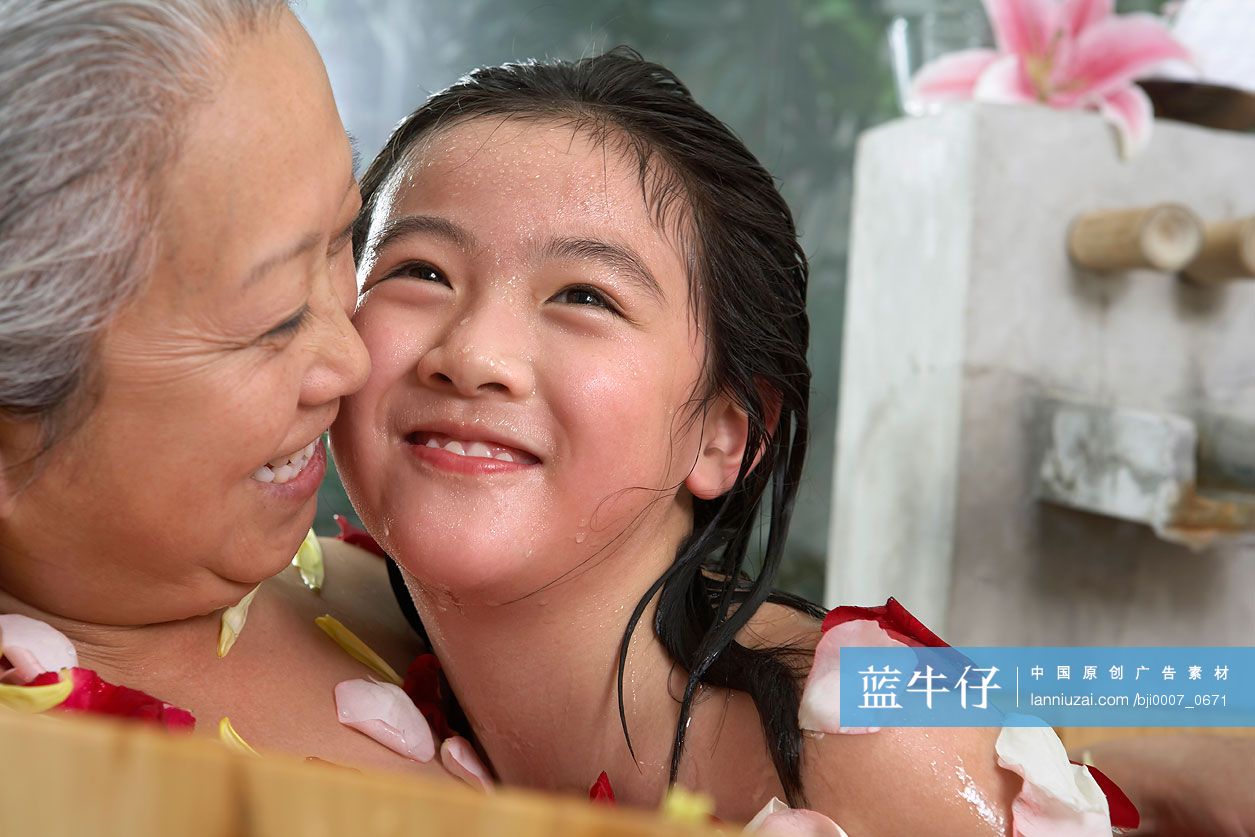 奶奶和孙女包饺子-蓝牛仔影像-中国原创广告影像素材