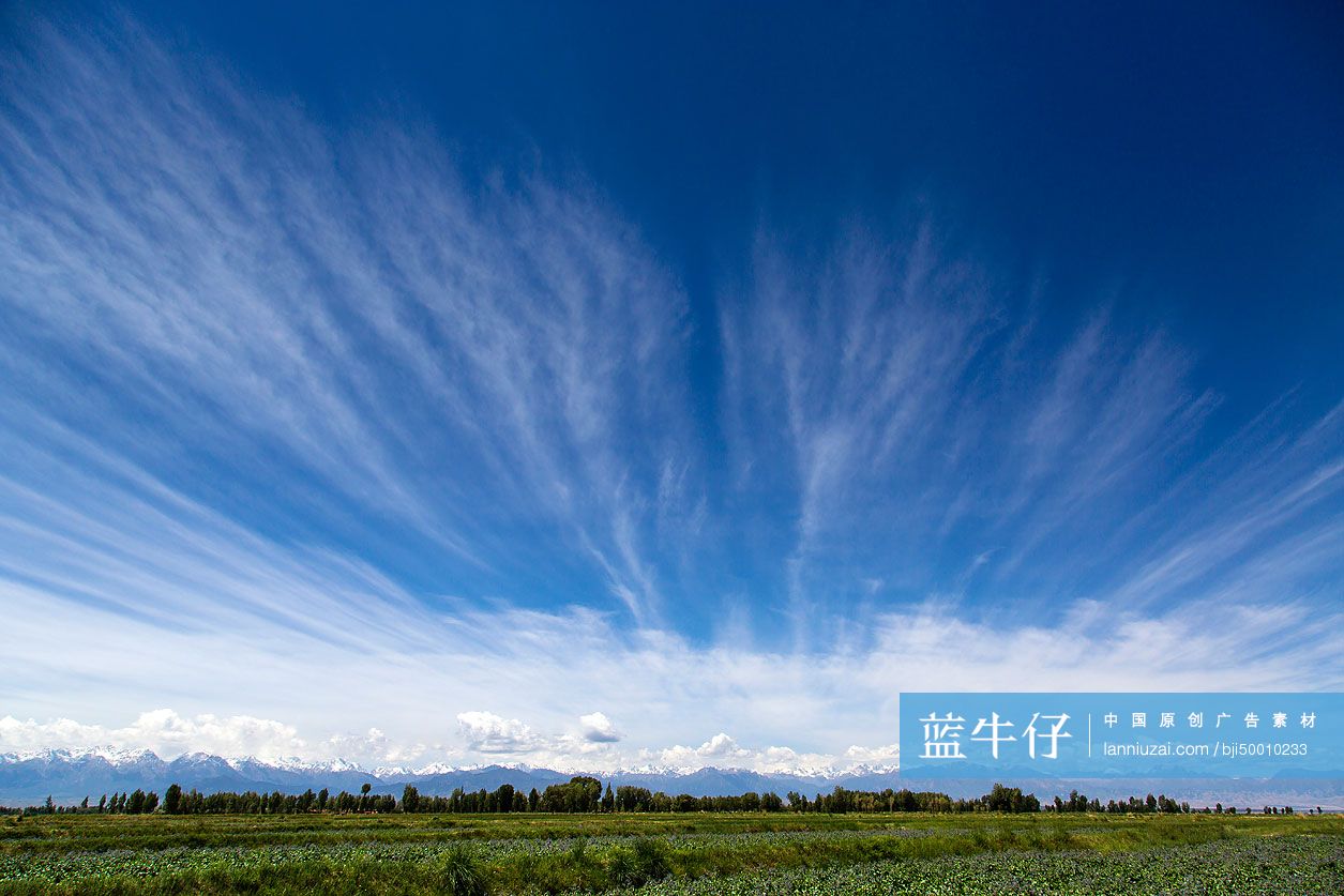 蓝天下的祁连山脉和田野