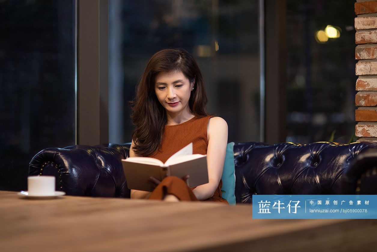 中年女性在咖啡馆看书