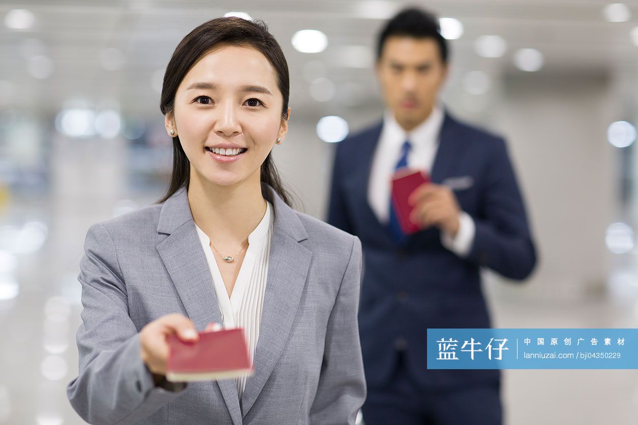 年轻商务女士在机场出示护照