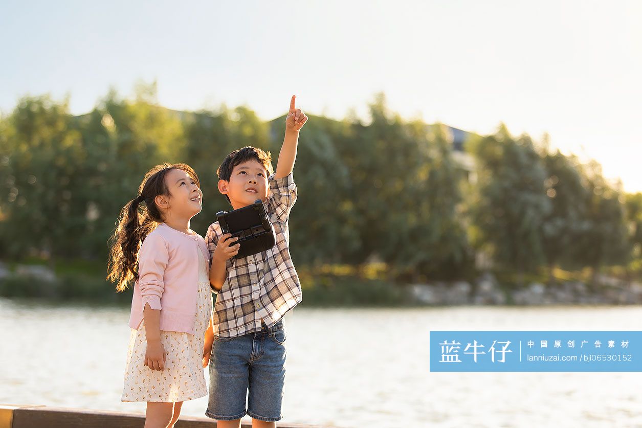 快乐的儿童玩遥控玩具