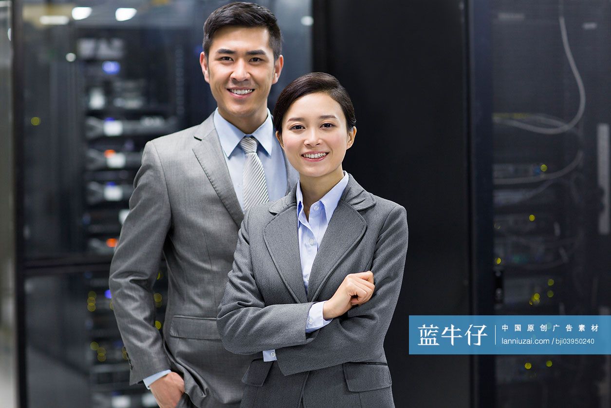 商务人士在机房