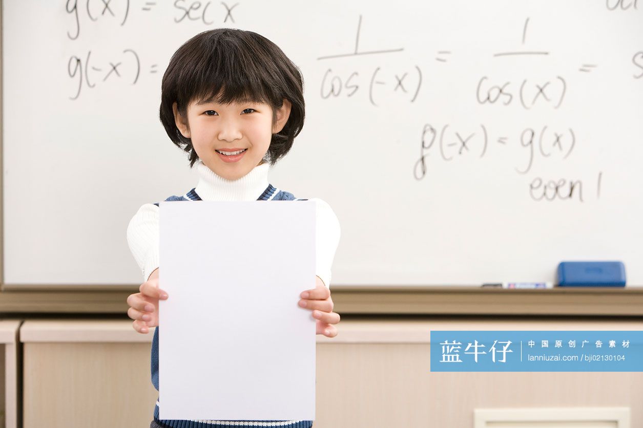 小学生在黑板前