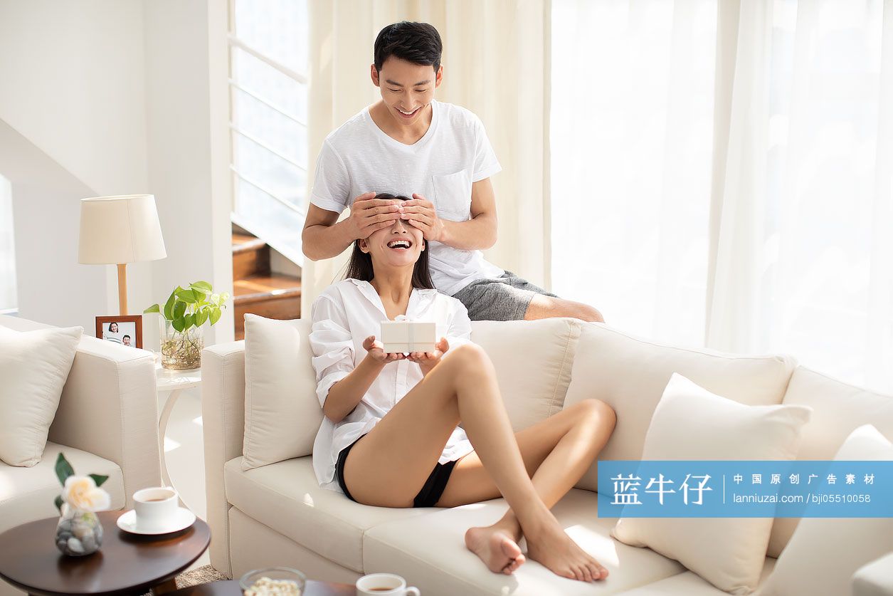 年轻情侣在家共享甜蜜时光