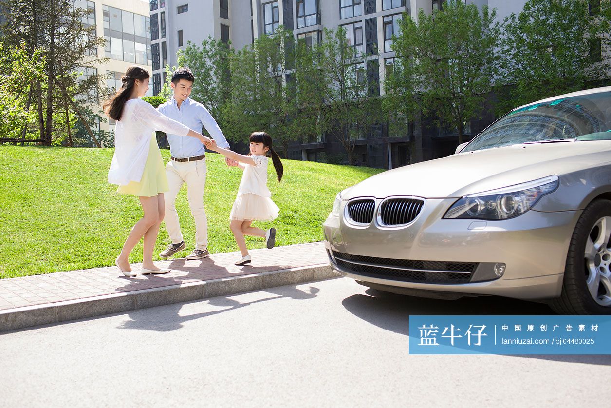 快乐的三口之家手拉手转圈