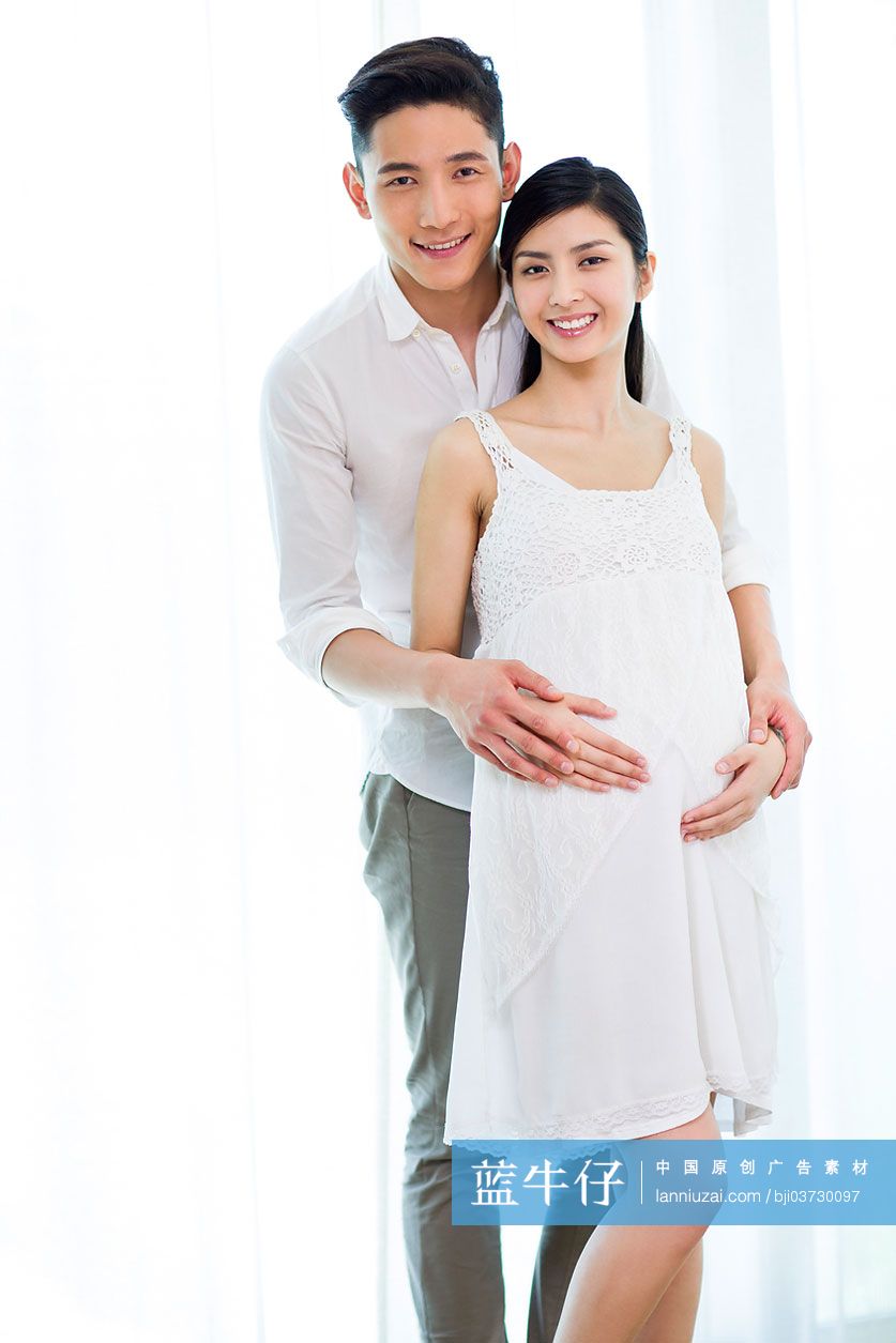 年轻夫妇在客厅