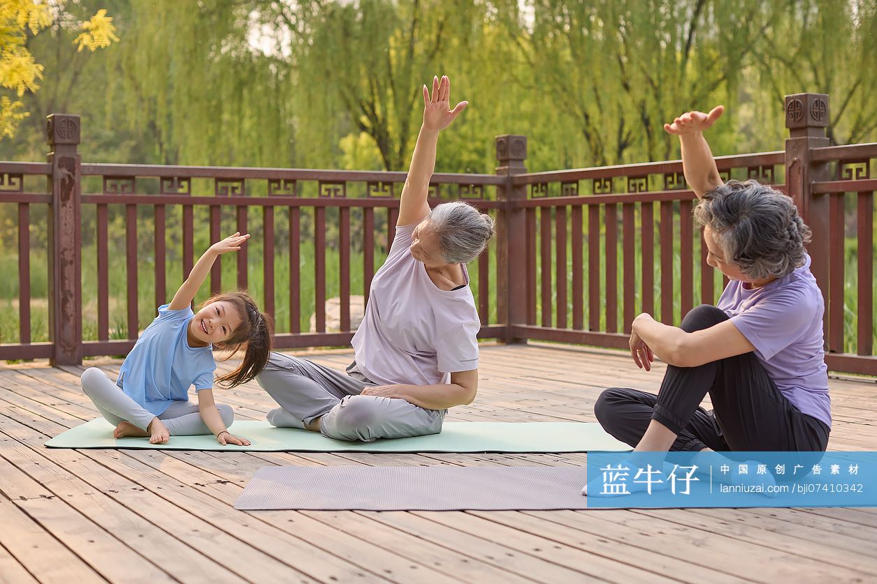 老年人和小女孩在公园练瑜伽