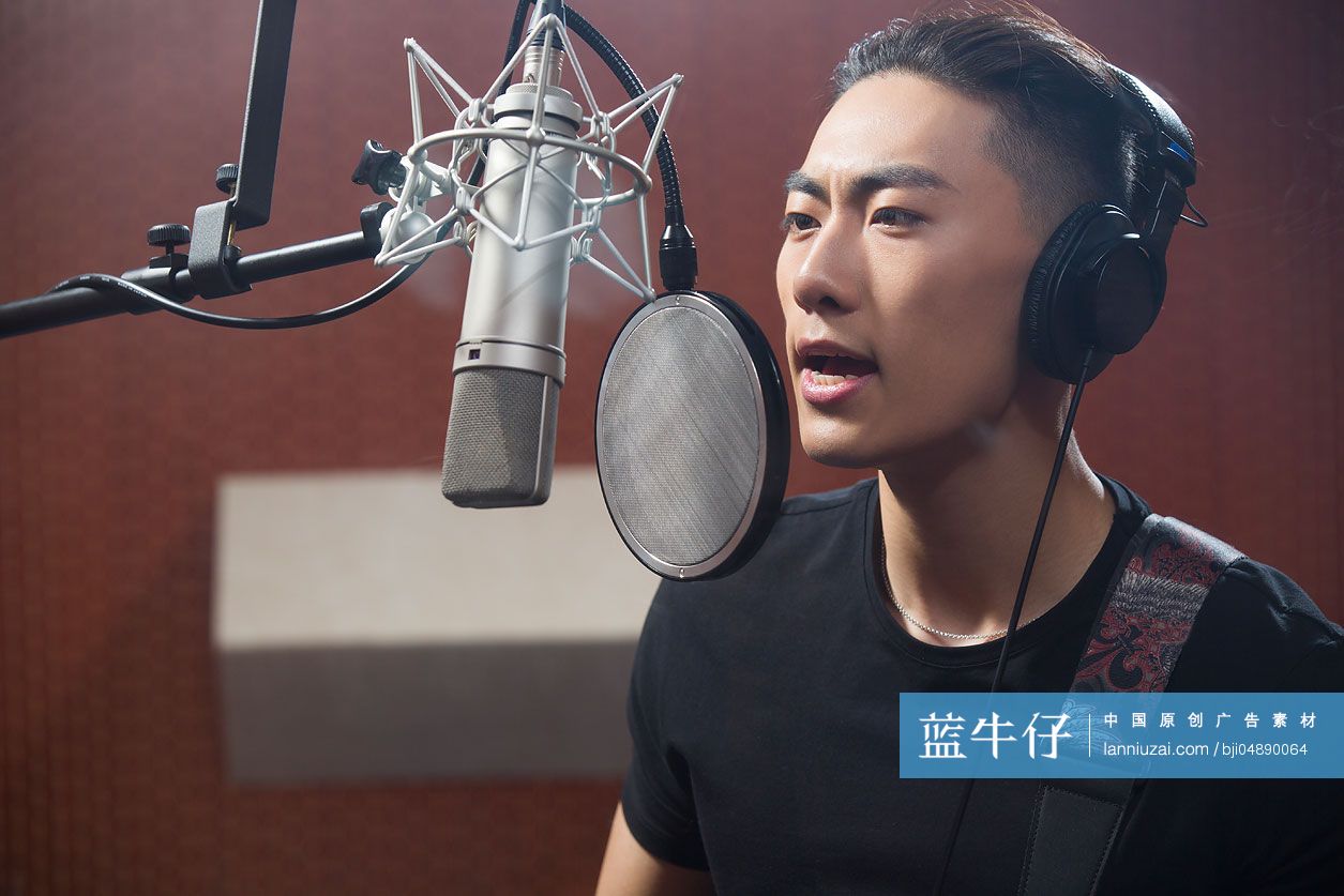 年轻男子在录音棚唱歌