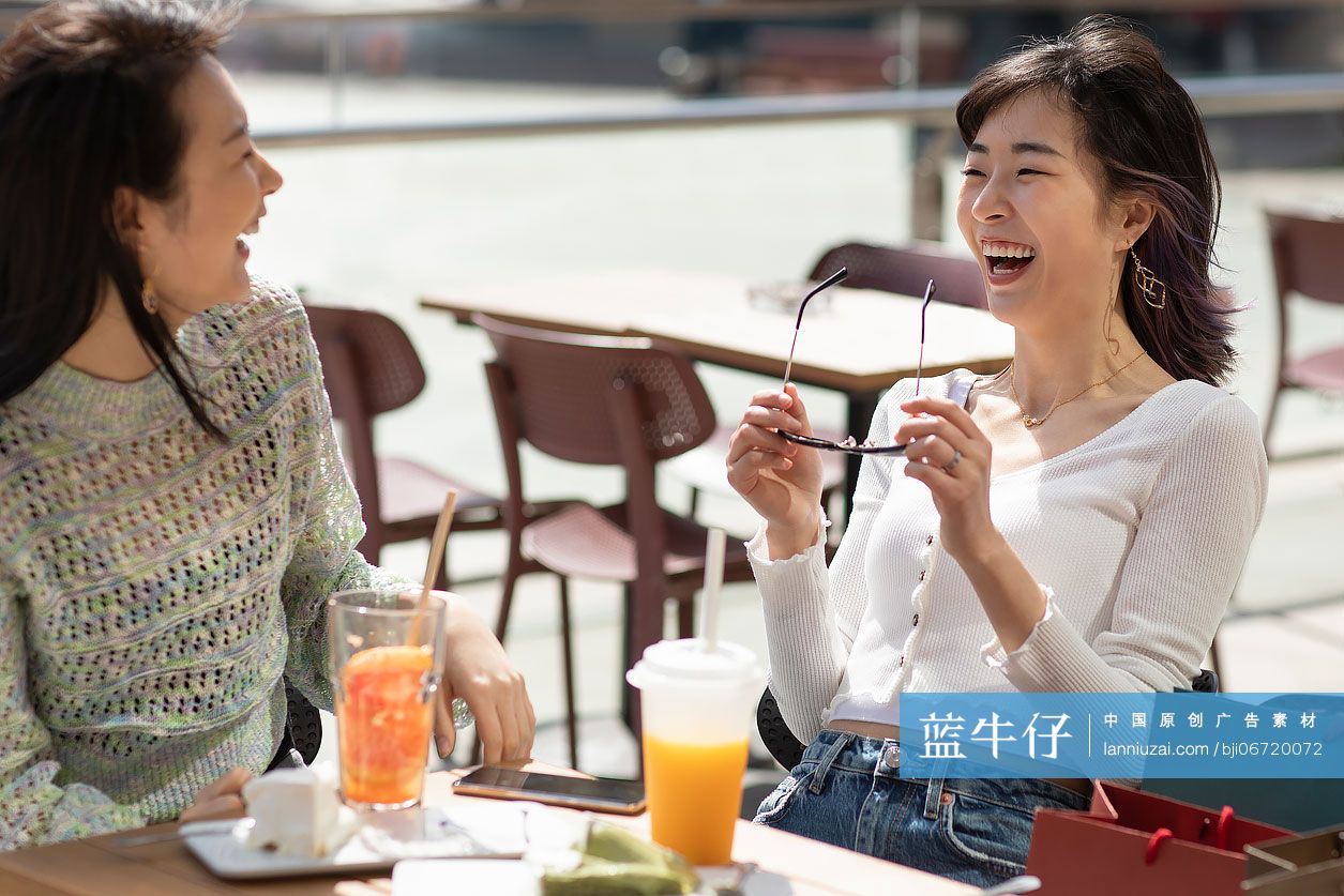 闺蜜俩在露天咖啡馆聊天