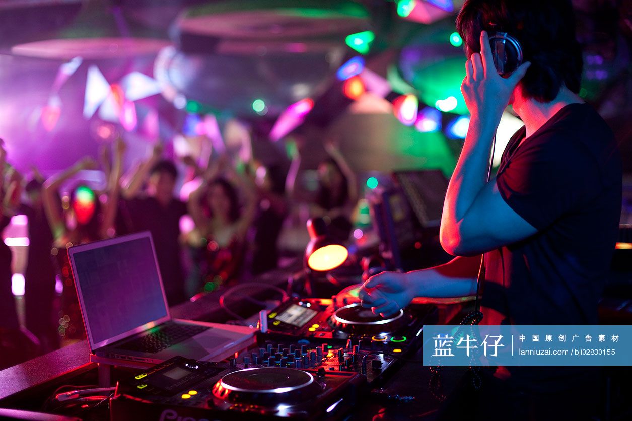 DJ在舞厅打碟