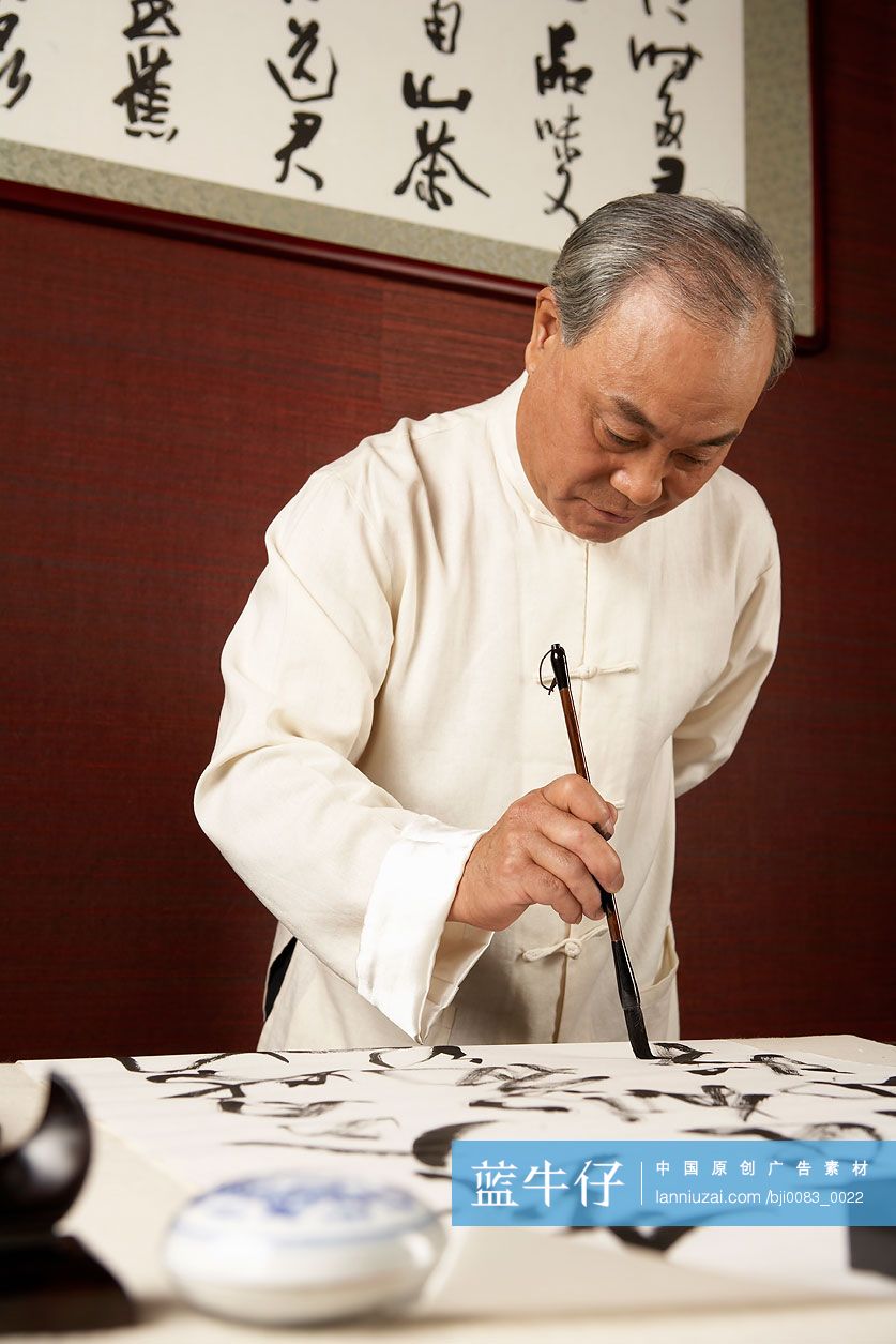 老人写毛笔字