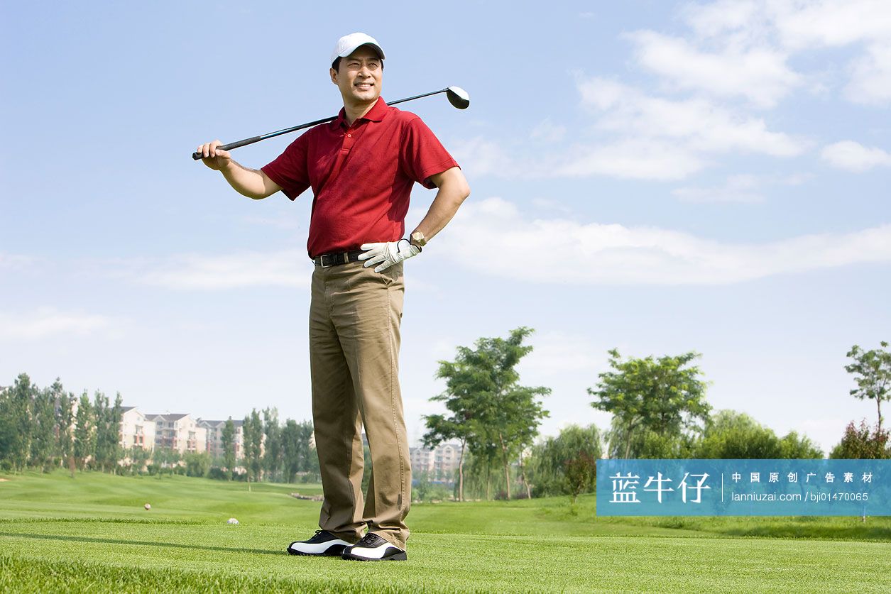 微笑的高尔夫男球手