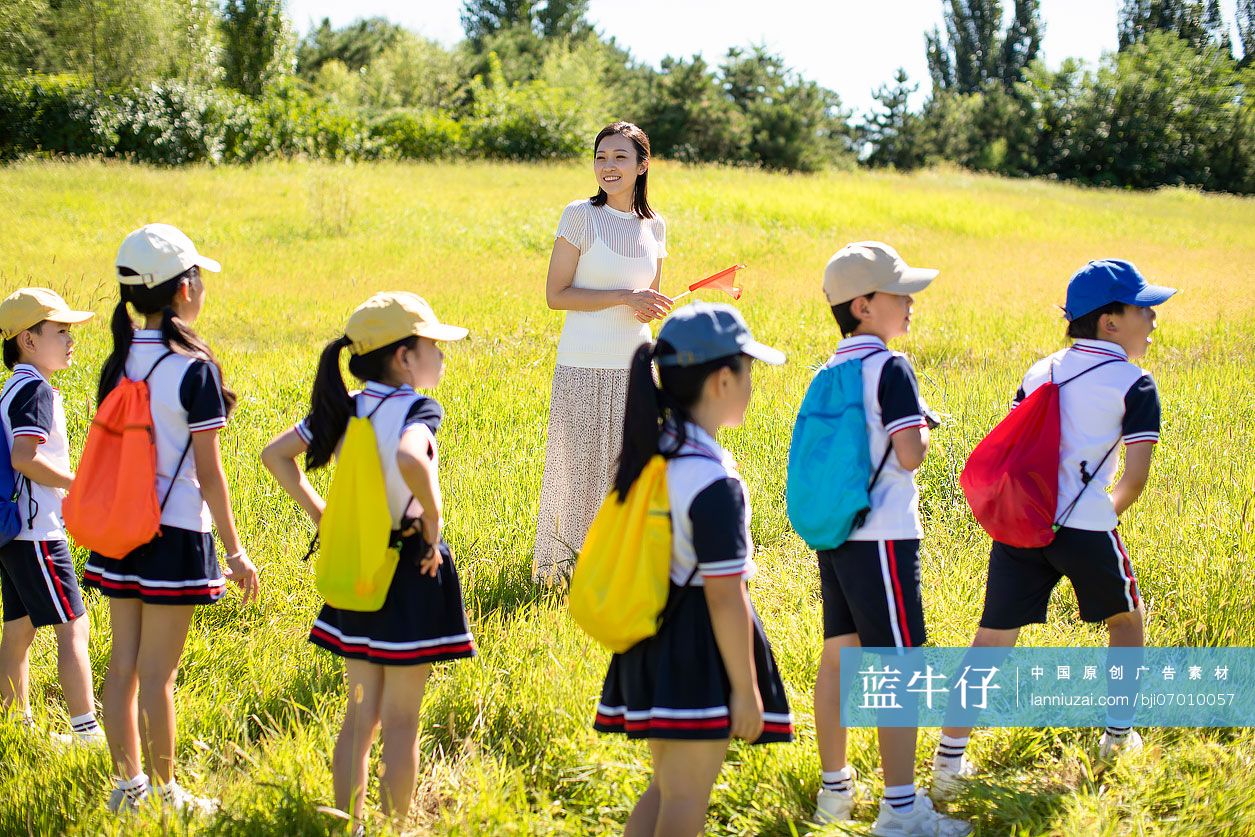 快乐的老师带领小学生春游